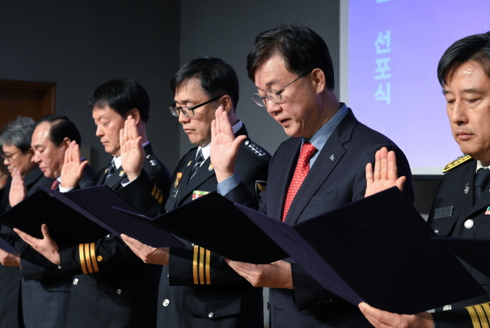 비전선포식에서 공동선언문을 낭독하고 있는 이민근 안산시장(사진 오른쪽에서 두번째, 사진제공 안산시) 
