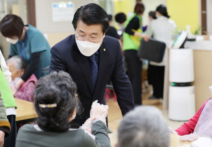 복지시설을 방문해 어르신들을 격려하고 있는 서강석 송파구청장 (사진 송파구)