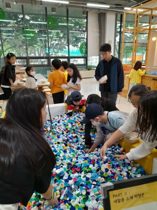 환경시설을 견학 중인 학생들 (사진제공 강남구)