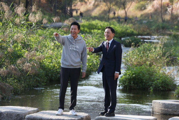 세곡천 수변감성도시 준공식에서 조성명 구청장(사진 우)이 세곡천 일대를 둘러봤다. (사진제공 강남구)