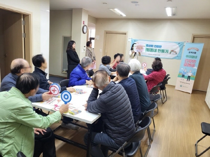 강남구 도곡2동이 지난 4월부터 11월까지 어르신 맞춤형 건강·복지 상담을 진행하는 ‘2024년 찾아가는 경로당 어르신이 건강한 웰빙동네 만들기’ 사업을 진행했다. (사진제공 강남구)
