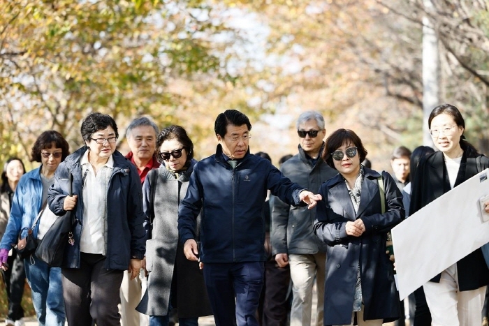 주민들과 대화를 나누며 장지천 벚꽃길을 걷고 있는 서강석 송파구청장. (사진제공 송파구)