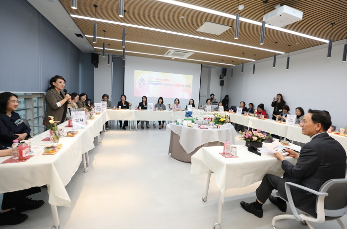 조성명 강남구청장과 강남구여성능력개발센터 이용 구민 및 강사들이 참여한 소통회에서 참석자가 발언을 하고 있다. (사진제공 강남구)