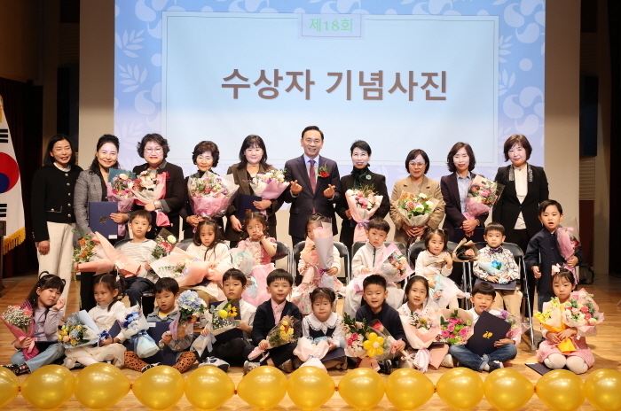 사생대회 수상자 단체 사진. (사진제공 강남구)