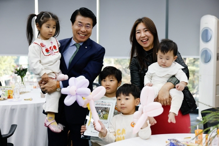 서강석 송파구청장과 다둥이 엄마 이미현 씨. (사진제공 송파구)