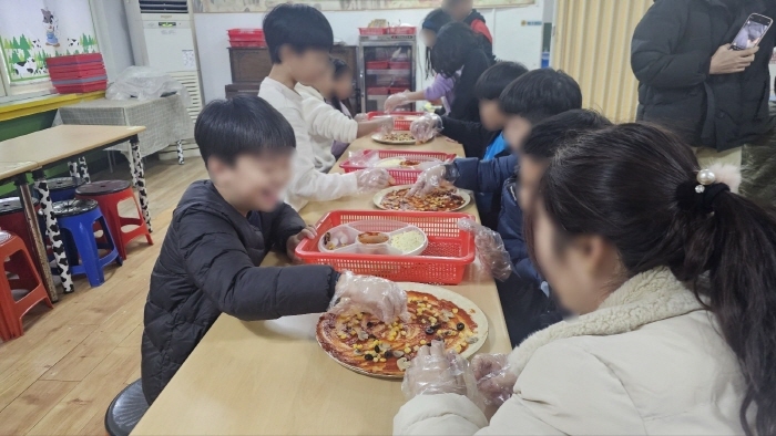 파주치즈스쿨에서 체험 중인 아이들. (사진제공 강남구)