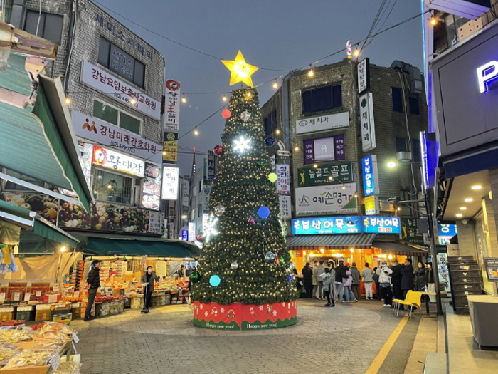 강남구 개포2동 시장에 대형 크리스마스가 등장했다. 개포시장은 내년 1월 10일까지 크리스마스 이벤트 등을 실시한다. (사진제공 강남구)
