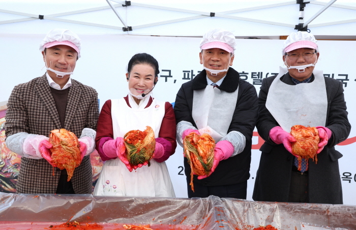 강남구가 유정임 식품명인과 함께 김장김치 나눔 행사를 펼쳤다. 이번 나눔 행사에는 파르나스호텔 임직원, 자원봉사다 등이 참석했다. (사진제공 강남구) 