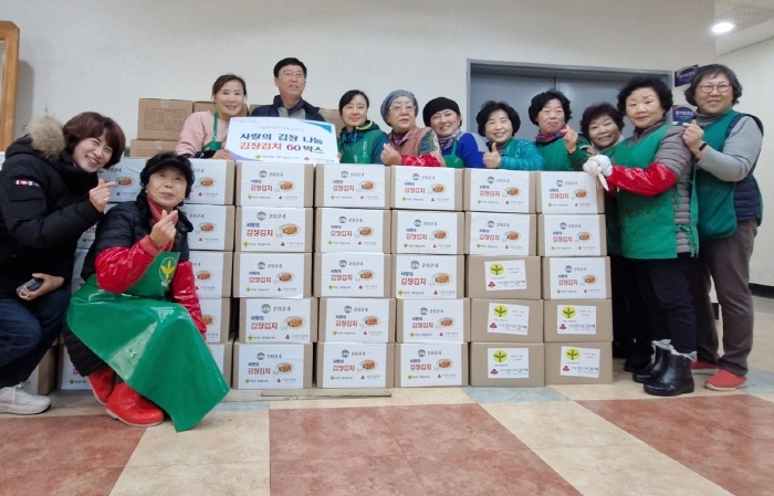 세곡동 새마을부녀회 사랑의 김장행사 (위쪽 줄 왼쪽에서 두번째 양한성 세곡동장) /사진제공 강남구