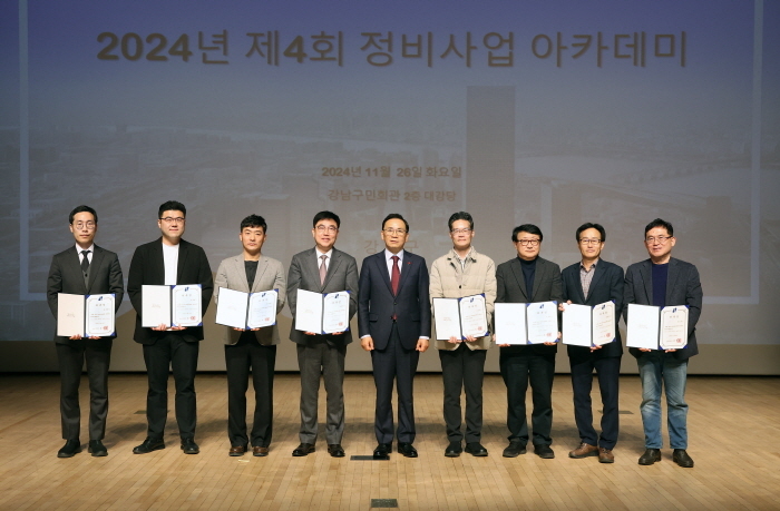 조성명 강남구청장이 새롭게 위촉한 자문위원들과 기념사진을 찍고 있다. (사진제공 강남구)