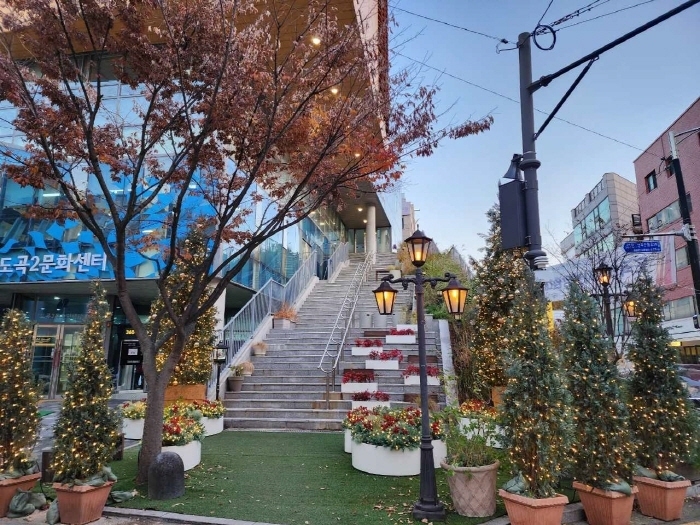 도곡2동 문화센터 앞 크리스마스 트리 장식(사진제공 강남구)