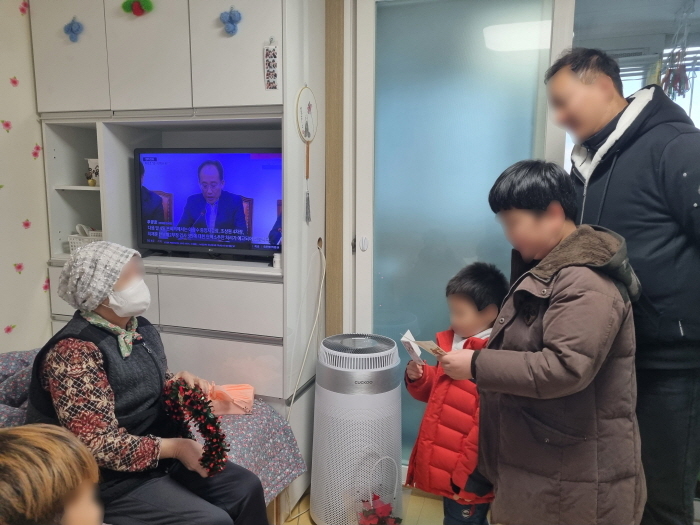 수서동 청소년들이 관내 홀몸 어르신들의 가정을 방문해 직접 만든 선물 꾸러미를 전달하고 편지를 읽으며 마음을 나눴다. (사진제공 강남구)