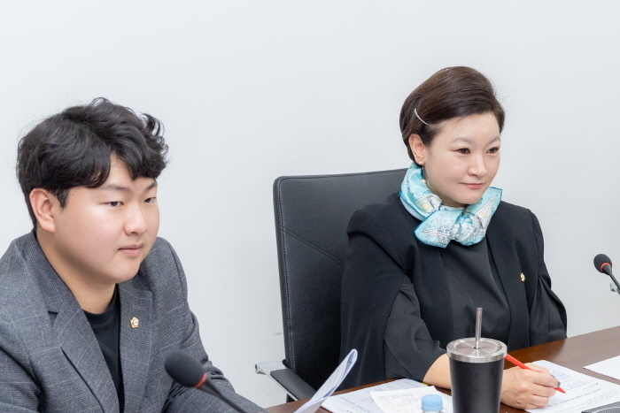 지난 28일 구의회 7층 열린회의실에서 열린 구립어린이집 연합회와의 간담회에서 인사말을 하고 있는 김현정 복지문화위원장(오른쪽)과 우종혁 부위원장(왼쪽) (사진제공 강남구의회)