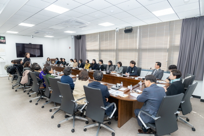 강남구의회 복지문화위원회 위원들이 관내 구립어린이집 연합회 회원들의 의견을 청취하고 있다. (사진제공 강남구의회)
