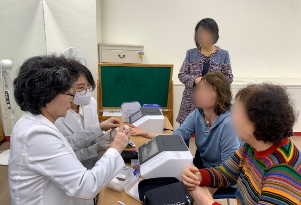 심뇌혈관질환 예방모임 자조모임에서 검사. (사진제공 강남구)