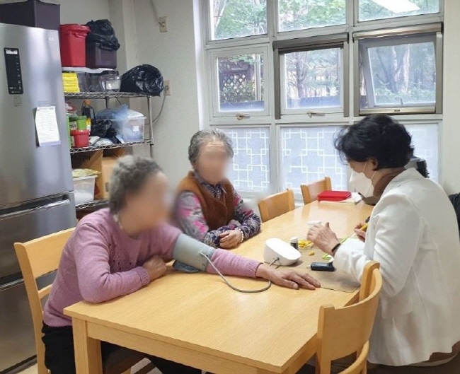 송파구가 관내 취약계층을 대상으로 방문간호사를 파견해 기초 건강 상태를 확인하고 있다. (사진 송파구)
