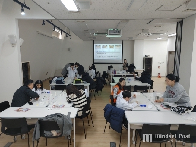 새롭게 단장한 교육실에서 프로그램에 참여중인 학생들. (사진제공 서울시)
