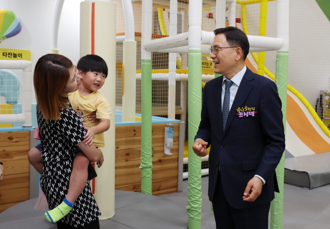 도곡어린이실내놀이터에서 다자녀부모와 이야기를 나누는 조성명 강남구청장. (사진 강남구)
