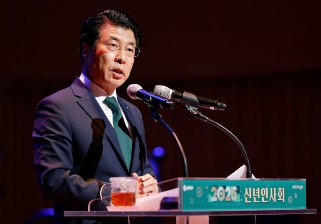 2025년도 구정 비전과 역점 사업에 대해 설명하는 서강석 송파구청장. (사진 송파구)