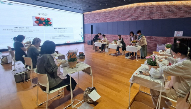 강남힐링센터 꽃꽂이 수업에 참여중인 시민들 (사진 강남구)
