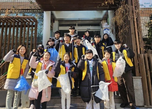 송파구(구청장 서강석)는 방이1동 청소년들로 구성된 봉사단 ‘방방꼭꼭’을 구성하고 겨울방학을 이용해 우리동네 지킴이 봉사활동을 하고 있다. (사진 송파구)