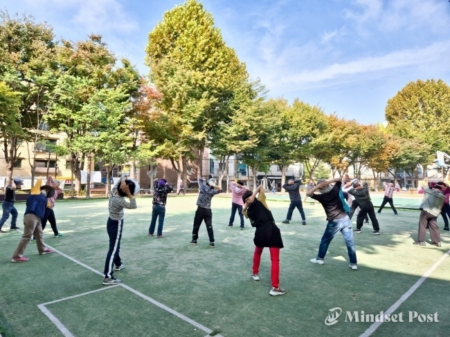 서초구가 어르신들의 체력을 강화하고 낙상을 방지하기 위해 오는 4월부터 서초구민 65세 이상 어르신들을 대상으로 ‘청춘팔팔, 활기찬 노년’ 허약예방 운동교실을 운영한다.(사진 서초구)