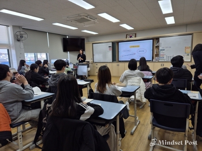 한 초등학교 6학년 교실. 학생들이 ‘나만의 미디어 사용 수칙’을 살펴보며 친구들과 디지털 과의존 문제에 대해 진지하게 이야기를 나눈다. 송파구가 운영하는 ‘찾아가는 스마트폰 과의존 예방 교육’의 한 장면이다. (사진 송파구)