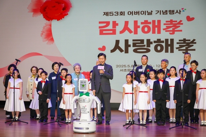 ‘사랑해孝 감사해孝’ 어버이날 기념행사에서 전성수 구청장(가운데)이 인사말씀을 하고 있다. (사진 서초구)