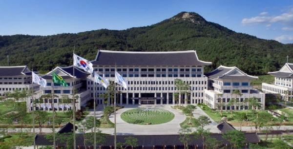 경상북도인재개발원은 28일 한국국학진흥원에서 경상북도 공무원의 인문 소양과 인성·리더십 함양을 위한 교육 협력 강화를 위해 한국국학진흥원과 ‘교육연수 협력을 위한 업무협약’을 체결했다.(사진 경북도인재개발원)