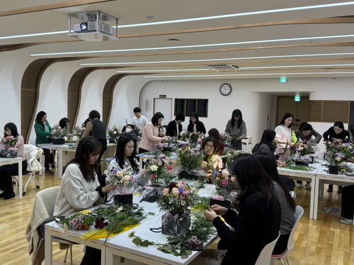 지난해 직무 스트레스 완화를 위해 운영한 플라워테라피 교실. (사진제공 강남구)