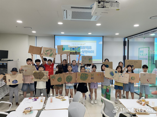 ‘2025 탄소중립 프로젝트’ 참가 청소년들이 환경 캠페인 활동을 하고 있다. (사진제공 서초스마트유스센터)
