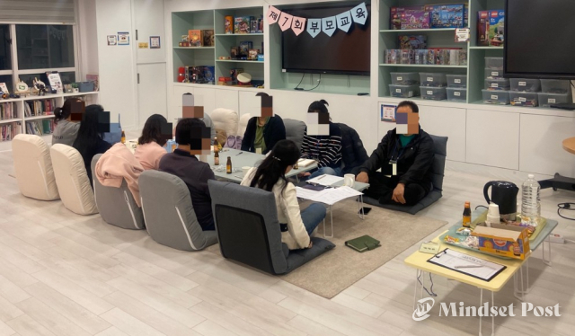 제7회 부모 교육 ‘부모와 자녀 사이 마음의 다리를 잇-다’에 참가자들이 교육을 받고 있다. (사진제공 송파송파구청소년지원센터 꿈드림)