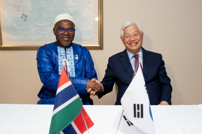 무함마드 잘로우(Muhammad B.S. Jallow) 감비아 부통령과 박옥수 IYF 설립자가 면담 후 기념촬영을 하고 있다. (사진제공 국제청소년연합)