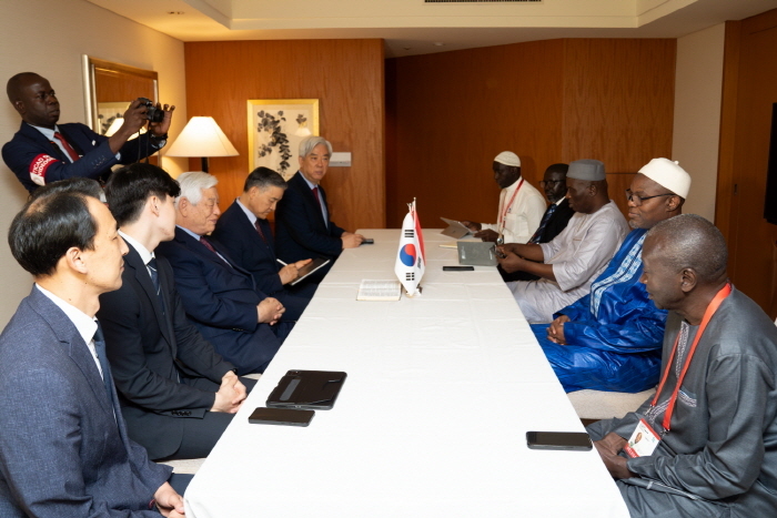 무함마드 잘로우(Muhammad B.S. Jallow) 감비아 부통령과 박옥수 IYF 설립자가 양국 대표단과 함께 마인드교육 협력 방안을 논의하고 있다. (사진제공 국제청소년연합)