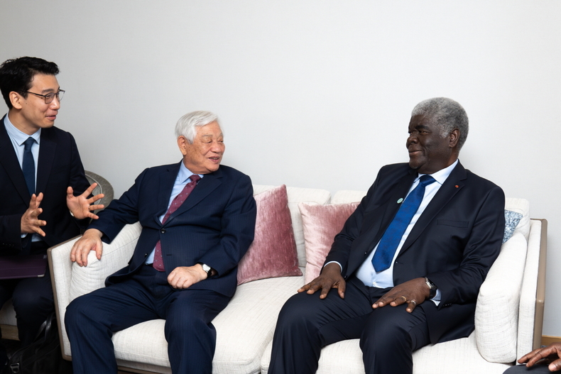 박옥수 IYF 설립자와 로베르 뵈그레 맘베(Robert Beugré Mambe) 코트디부아르 총리가 청소년 인성교육 협력 방안을 논의하고 있다. /제공 국제청소년연합