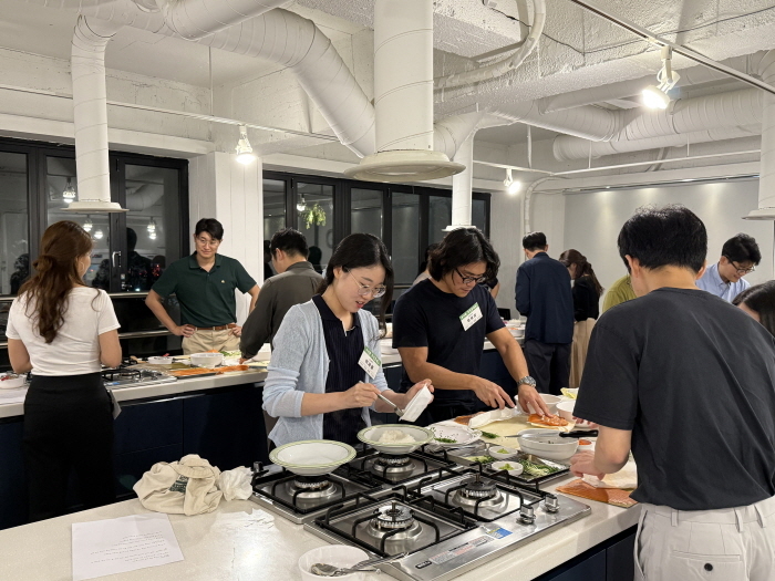 1인 가구 직원 요리교실·밥상모임에 참가자들이 양재동의 한 요리 스튜디오에서 전문 셰프의 지도를 받으며 요리 실습을 하고 있다. (사진제공 코이카)