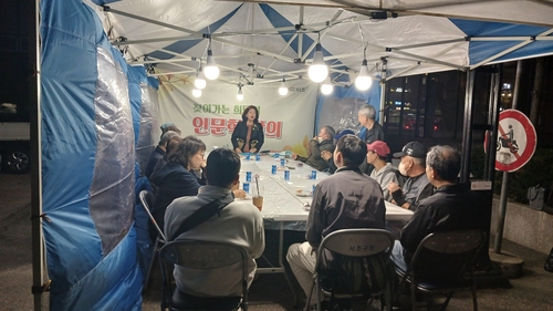 서초구가 지난해에 이어 올해에도 지역 내 노숙인을 위한 심리 회복 프로젝트를 진행했다. 사진은 지난달 30일 고속터미널역 인근에서 열린 '찾아가는 희망의 인문학 강의' . (사진 서초구)