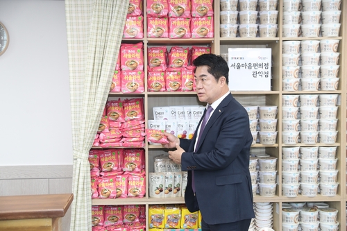 악구 서울마음편의점에는 구민들이 방문해 부담없이 이용할 수 있는 간단한 식품이 준비돼 있다. 사진은 마음편의점에 방문해 식품을 살펴보는 박준희 관악구청장. (사진 관악구)