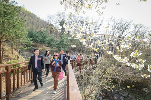 서초구는 지난 11일 영유아부터 어르신, 장애인까지 모두가 안전하게 자연을 누릴 수 있는 '우면산 무장애숲길' 2단계 구간을 정식 개방했다. (사진 서초구)