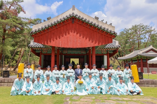 전성수 서초구청장이 8일 내곡동 헌릉에서 조선 제3대 태종대왕의 서거 603주기를 맞아 제향을 봉행했다.. (사진제공 서초구)