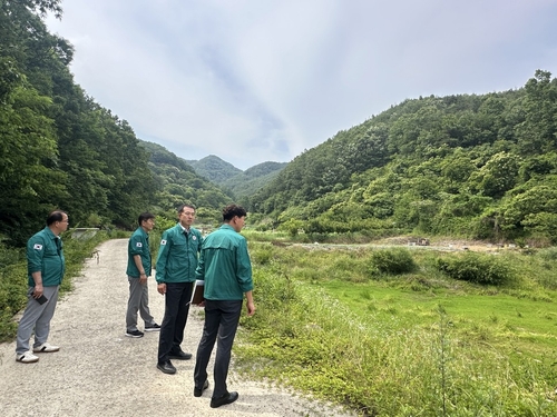 합천군 장재혁 부군수는 10일 합천군 용주면 장전리에 조성 중인 필드형 기억채움농장을 방문해 시설과 시범운영 실태를 점검했다. (사진제공 합천군)